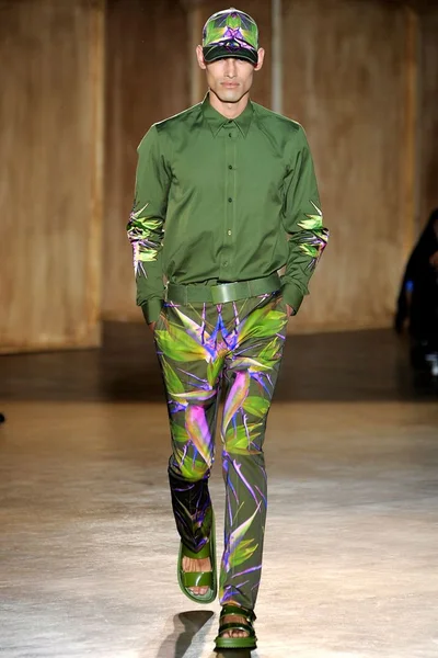 Look 25